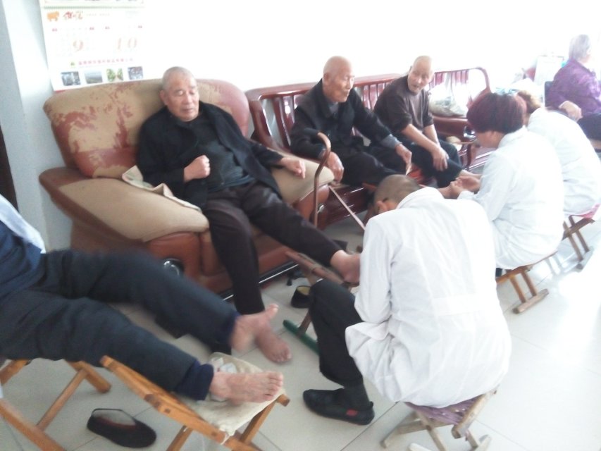 艳玲修脚店义务为老人修脚