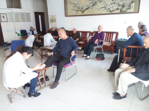 艳玲修脚店义务为老人修脚